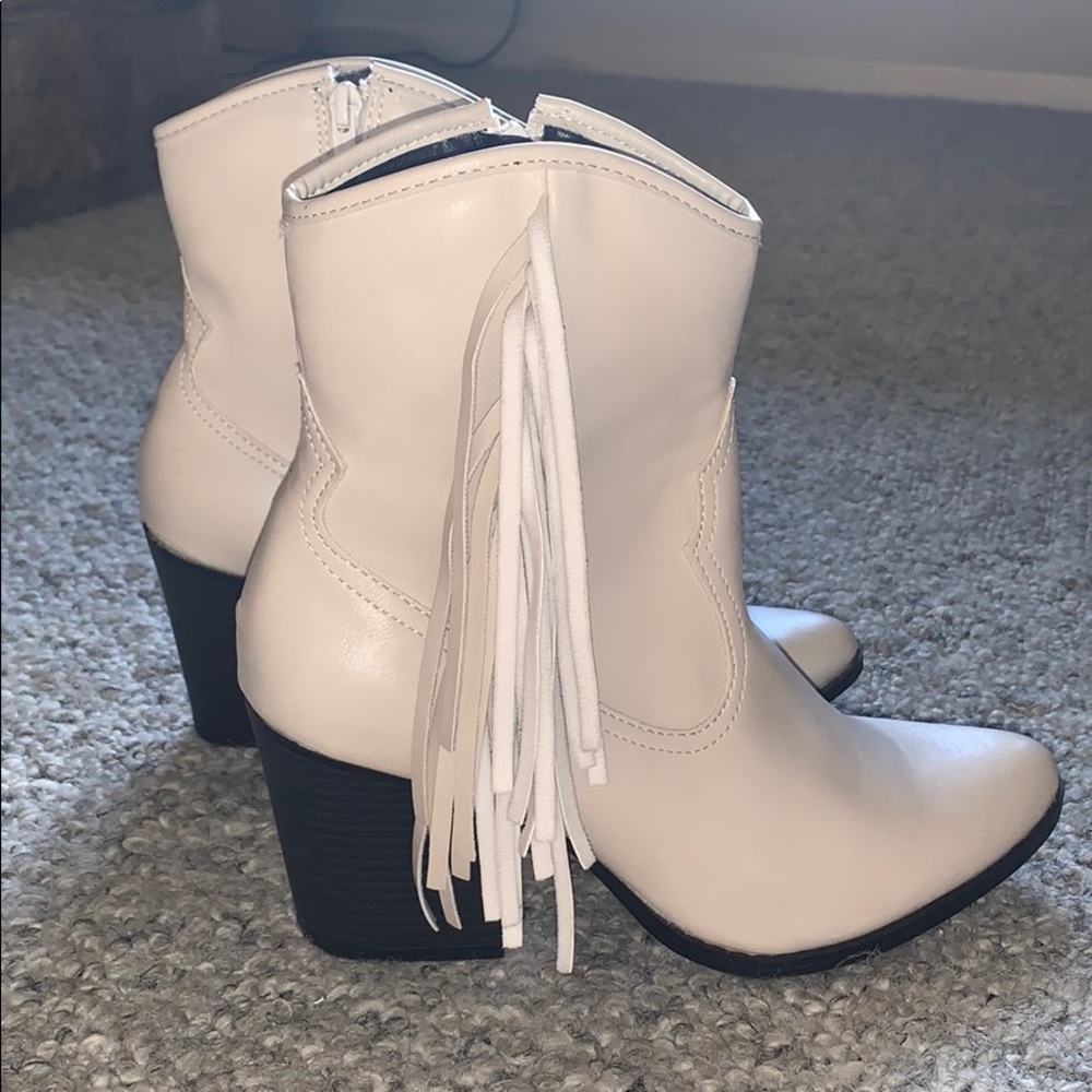 Wild Fable White Bootie Sz 9- never worn